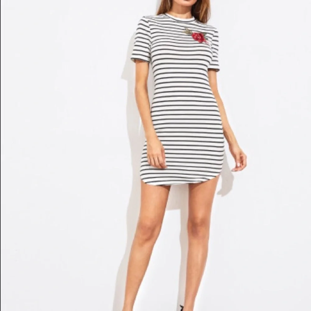 T Shirt Dress Striped Black & White Short Sleeve Embroidered Rose Size L NWT - Picture 1 of 5